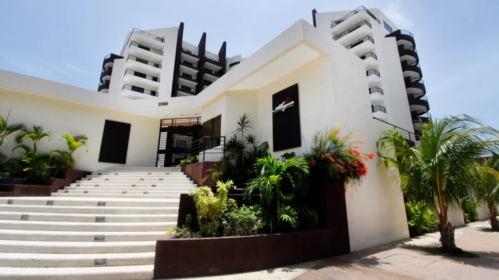 Alaqua Plaza Condominium fachada