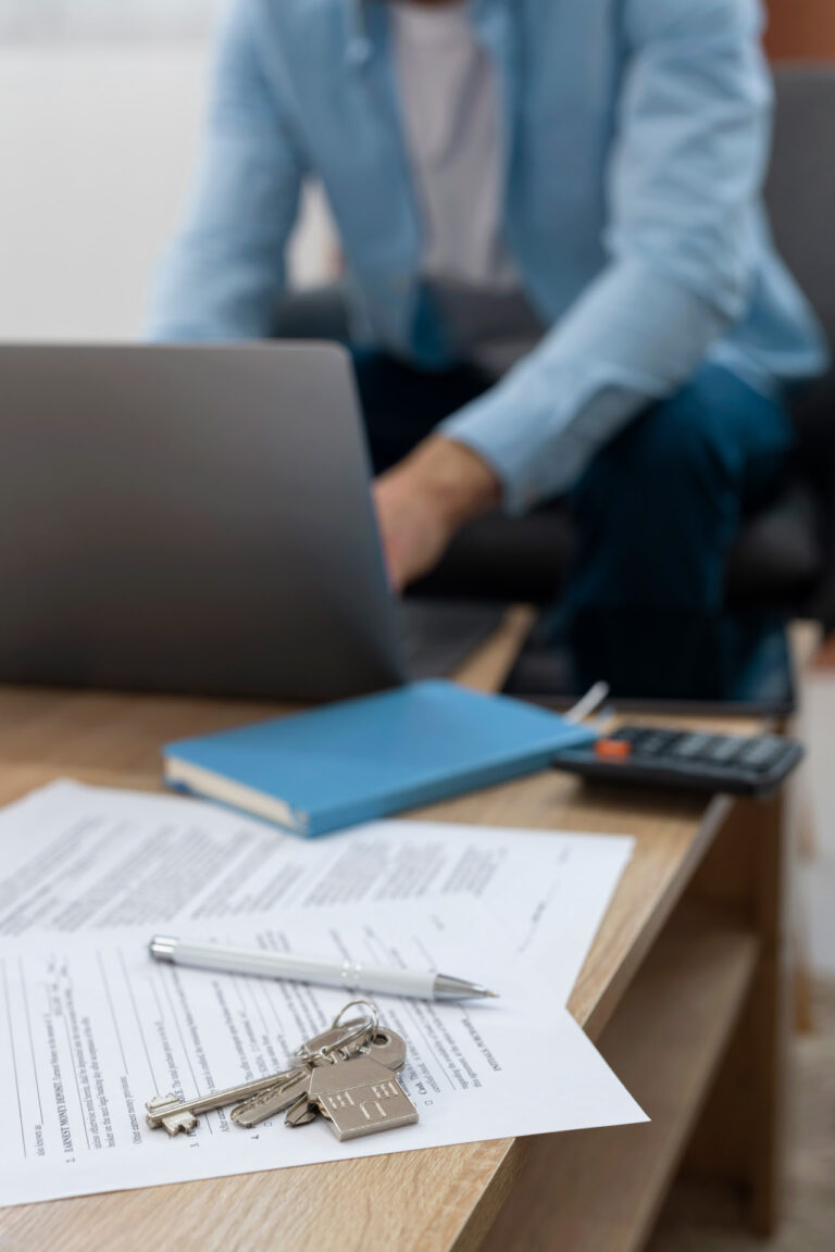 contrato inmobiliario sobre la mesa