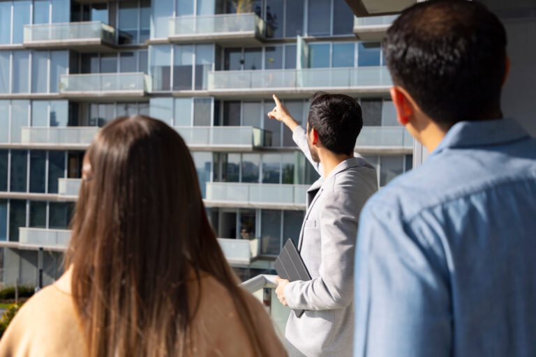 pareja de tiro medio hablando con agente inmobiliario